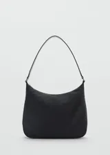 Bolso tipo baguette color negro, con correa corta para llevar al hombro y cierre superior con cremallera.