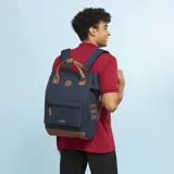 Mochila azul con detalles en cuero, cuenta con sistema MOLLE, compartimento acolchado para computadora y tirantes acolchados antitranspirantes.