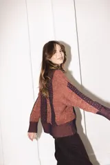 Sweater tejido con textura de trenzas y ochos, color marrón con detalles en gris.