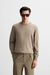 Jersey de hombre color beige, de cashmere, corte regular, cuello redondo y manga larga.