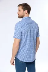 Camisa de hombre a cuadros azules y blancos, de manga corta y corte clásico.