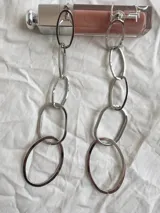 Aros largos plateados con eslabones ovalados.