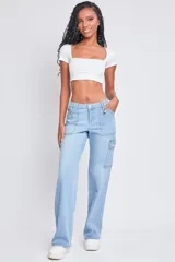 Pantalón de jean celeste claro, de corte wide leg, con bolsillos laterales tipo cargo.