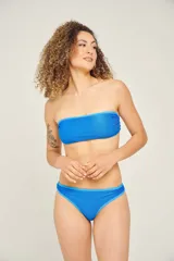 Traje de baño de dos piezas color azul eléctrico, compuesto por un corpiño strapless con elástico en el borde superior y una bombacha clásica con elástico en los bordes.