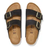 Sandalias Birkenstock modelo Arizona LEVE Shimmering Black, color negro brillante con dos correas ajustables y hebillas doradas. Tienen plantilla de corcho y suela negra.