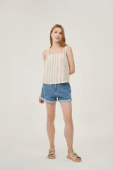 Musculosa con estampado a rayas verticales en tonos celeste, verde, rosa y blanco.