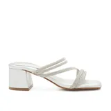 Sandalias plateadas con doble tira de strass, taco cuadrado bajo y pulsera opcional al tobillo.