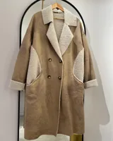 Tapado largo color beige, con interior y exterior de gamuza sintética y detalles de corderito sintético en cuello, bolsillos y puños. Cierre frontal con doble botonadura.