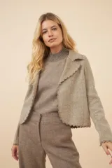 Chaqueta color crudo de lana fina sin teñir, de corte recto con cuello solapa y mangas 3/4.