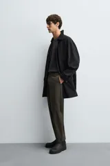 Pantalón regular fit color azul marino, confeccionado en tejido elástico. Cuenta con bolsillos frontales, bolsillos traseros de vivo con botón y cierre frontal con cremallera y botón.