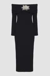 Vestido midi negro de hombros descubiertos confeccionado en punto merian con forro en el cuerpo. Presenta bordado de flores 3D en la parte delantera, canesú en el escote con volantes en los laterales y en el centro delantero y una abertura en la espalda.