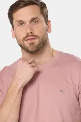 Remera celeste de manga corta con cuello redondo y bordado pequeño en el pecho. Corte clásico.