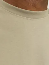 Camiseta color beige de manga corta y cuello redondo con fit relajado. Estampado en relieve con la leyenda "Originals Studio brought to you by Jack&Jones designed in Copenhagen".