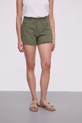 Short de jean blanco con cintura alta, bolsillos delanteros y traseros, y ruedo desflecado.