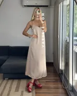 Vestido midi rojo de sedita con breteles finos y escote en V.