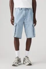 Bermuda de jean celeste claro, corte holgado, con bolsillos cargo laterales y bolsillos delanteros y traseros.