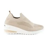 Championes deportivos color beige con plataforma blanca y detalle plateado en el talón.
