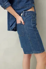 Bermuda de jean azul de corte clásico y largo a la rodilla.
