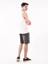 Musculosa gris con estampado de Nueva York en el frente.