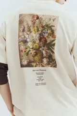 Remera color crema de corte holgado con cuello redondo y estampado pequeño con el texto "The British Museum" en el pecho.