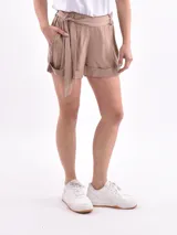 Short color beige de tela liviana con cintura elastizada y lazo para ajustar.