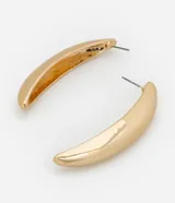 Par de aros medianos con forma de canoa, color dorado.
