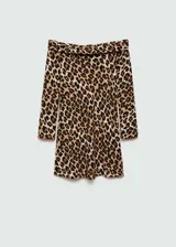 Vestido corto con estampado animal print, escote barco y mangas largas.