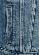 Chaqueta de jean azul de corte recto con cuello camisero, cierre frontal con botones metálicos, dos bolsillos con solapa en el pecho y mangas largas con puños abotonados.