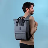 Mochila con tapa enrollable, impermeable, con múltiples compartimentos y espacio para laptop de hasta 16 pulgadas.