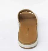 Sandalia blanca con capellada de cuero y suela de plataforma color caramelo.