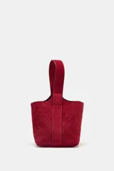 Bolso de mano tipo mini saca de piel color rojo con relieve efecto trenzado. Tiene asa de mano y cierre mediante clip.