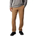 Pantalón chino color tostado, con tecnología Omni-Shield que repele la humedad y resiste las manchas. Corte de pierna recta, bolsillos de mano y bolsillo de seguridad.