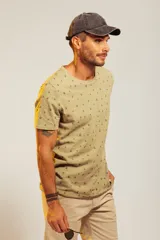 Remera color arena con estampado de motivos playeros en marrón oscuro.