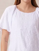 Blusa blanca de broderie con estampado, marca Harper, de manga corta amplia y forro interno a tono.