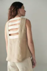 Musculosa color ocre, sin mangas, con escote redondo y corte recto.