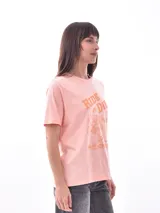 Remera blanca con estampado de dos tigres rojos enfrentados y texto en chino.