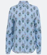 Camisa celeste de viscolino con estampado floral, cuello camisero y mangas largas.