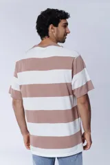 Remera de mangas cortas con cuello redondo y diseño a rayas horizontales color visón y blanco.
