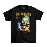 Remera negra de algodón con estampado de la banda Foo Fighters, con un alienígena verde raptando a una mujer.