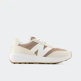 Championes urbanos New Balance de la serie 370 inspirados en el estilo de los años 70. La parte superior está hecha de gamuza y malla. La entresuela de espuma EVA elevada absorbe los impactos y proporciona un alto nivel de comodidad. La suela dotada de un dibujo clásico garantiza un buen agarre al suelo.