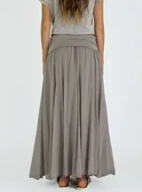 Pollera larga de algodón color gris, con cintura ancha elastizada.