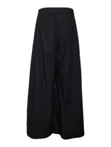 Pantalón negro de pierna ancha con cierre de gancho y cremallera, bolsillos laterales y detalle plisado.