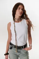 Musculosa blanca de algodón con diseño de doble capa, corte ajustado y cuello redondo.