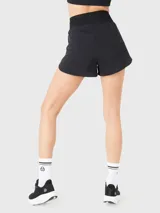 Short deportivo negro 2 en 1 con calza incorporada y pretina ancha. Cuenta con bolsillos laterales.