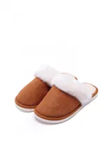 Pantuflas color tostado con detalle de pelaje en la parte superior y suela blanca.