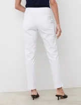 Jegging blanco de algodón elastizado con pretina ancha elastizada, bolsillos delanteros simulados y bolsillos traseros aplicados.