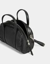 Cartera bowling negra con efecto croco, doble asa de mano y correa regulable desmontable.
