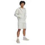 Campera deportiva color gris claro, con capucha y cierre frontal.