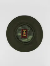 Boina de lana color verde militar, con forro interior de satén verde y etiqueta bordada con el escudo de Tolosa y la palabra "Tupida".