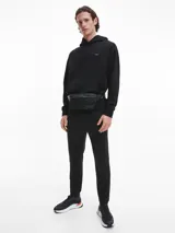 Buzo negro con capucha y bolsillo tipo canguro. Logo de Calvin Klein bordado en el pecho.